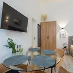 Holidays Operart Apartman *